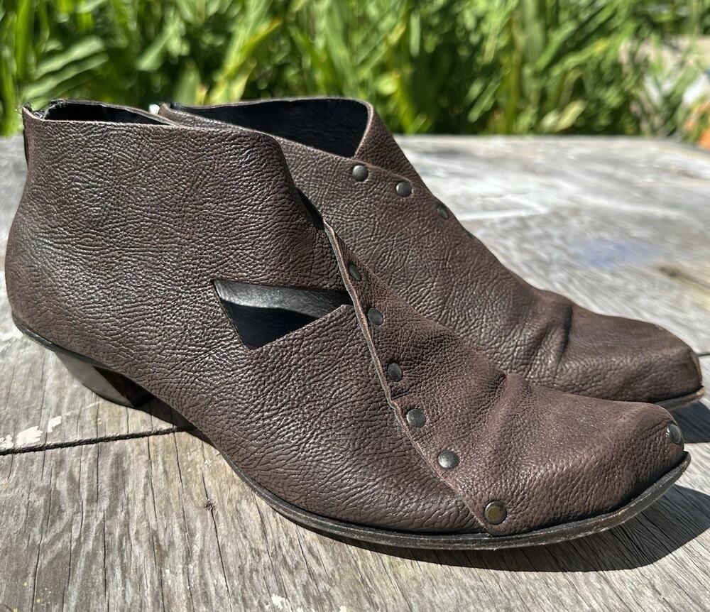 cydwoq Women’s leather brown slip on shoes size 39.5 / 9 Asymmetrical Toe 910